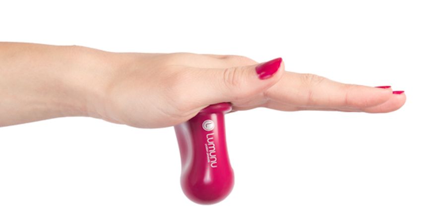 Magenta Anti-Cellulite-Sauger "Cellu-Los" in Hand. Anwendung demonstriert.