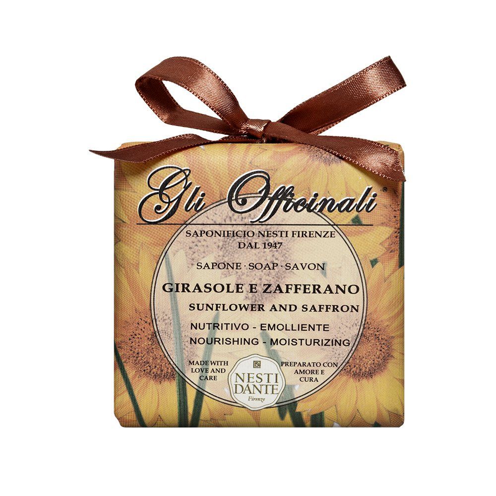 Quadratische Seife mit Sonnenblumen- und Safranmotiv. Mit brauner Schleife gebunden. Text: Gli Officinali, Nesti Dante, Sunflower & Saffron.