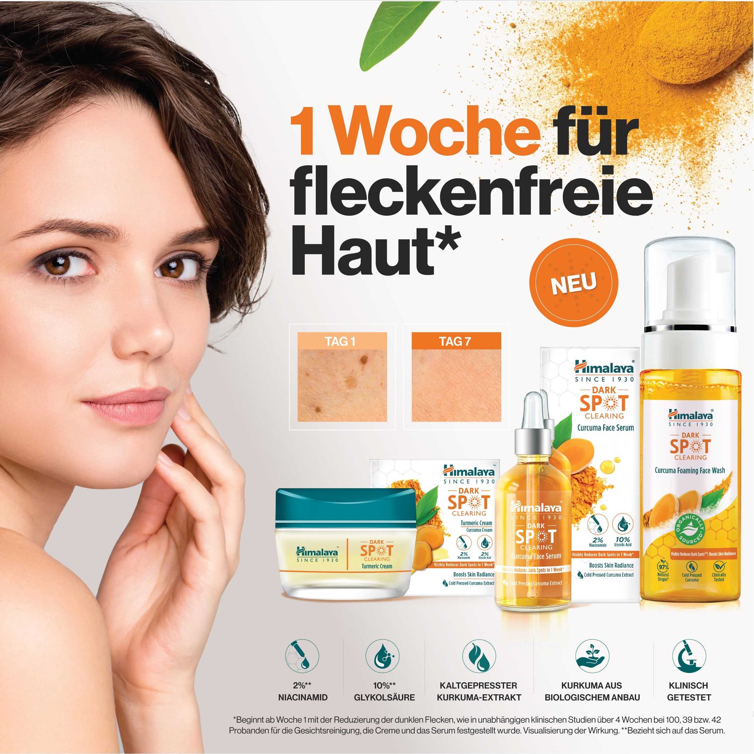 Frau mit glatter Haut neben Produktabbildungen: Himalaya Dark Spot Clearing Curcuma Reinigungsschaum, Serum und Creme.