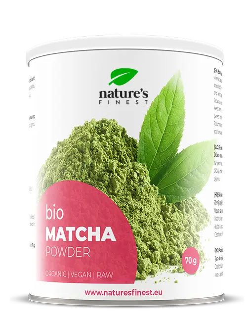 Dose mit Matcha-Pulver. Aufschrift: Bio Matcha Powder, 70g. Grüntee-Pulver mit Blättern dekoriert. Marke: Nature's Finest.