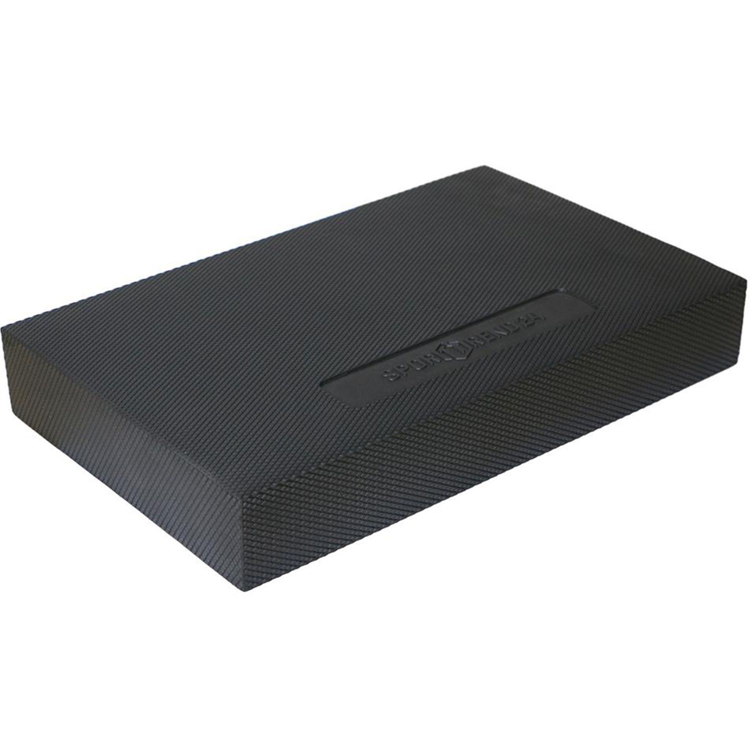 Schwarzes Balance Pad mit geprägtem Schriftzug Sporttrend24. Schräge Ansicht, rechteckige Form.