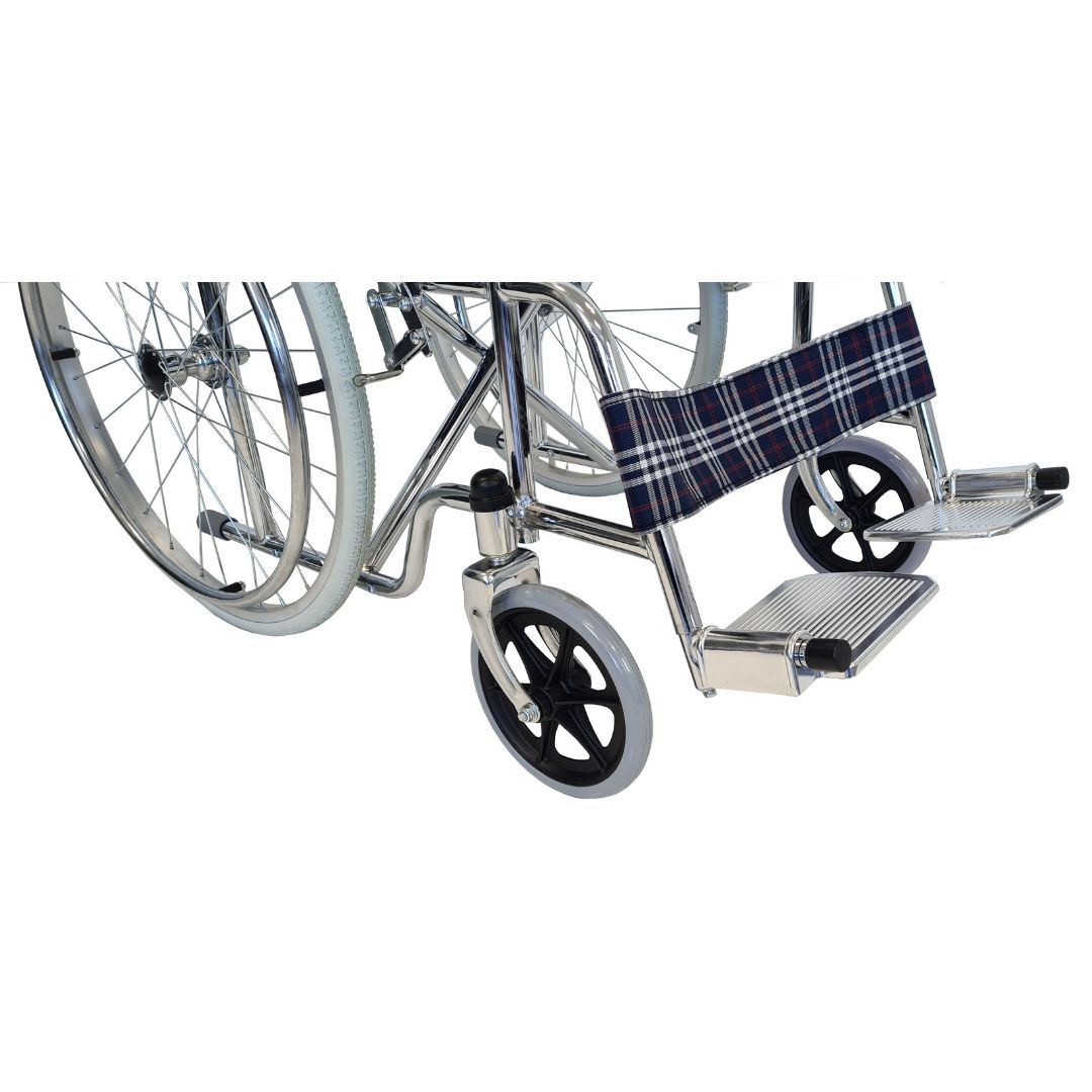 Detailansicht eines Rollstuhls. Karierte Fußstütze, Metallrahmen, Räder und Fußstützen.