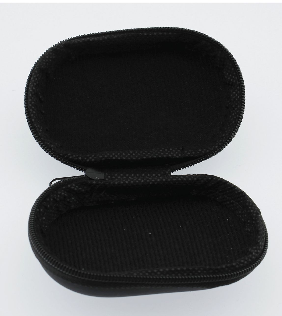 Schwarzes, ovales Etui, geöffnet. Innenfutter aus schwarzem Stoff. Reißverschluss.