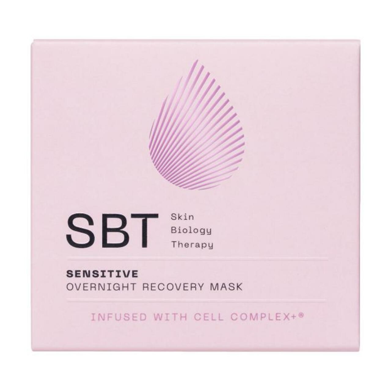 Quadratische, rosa Verpackung. Aufschrift: SBT Sensitive Overnight Recovery Mask. Tropfenförmiges Design.