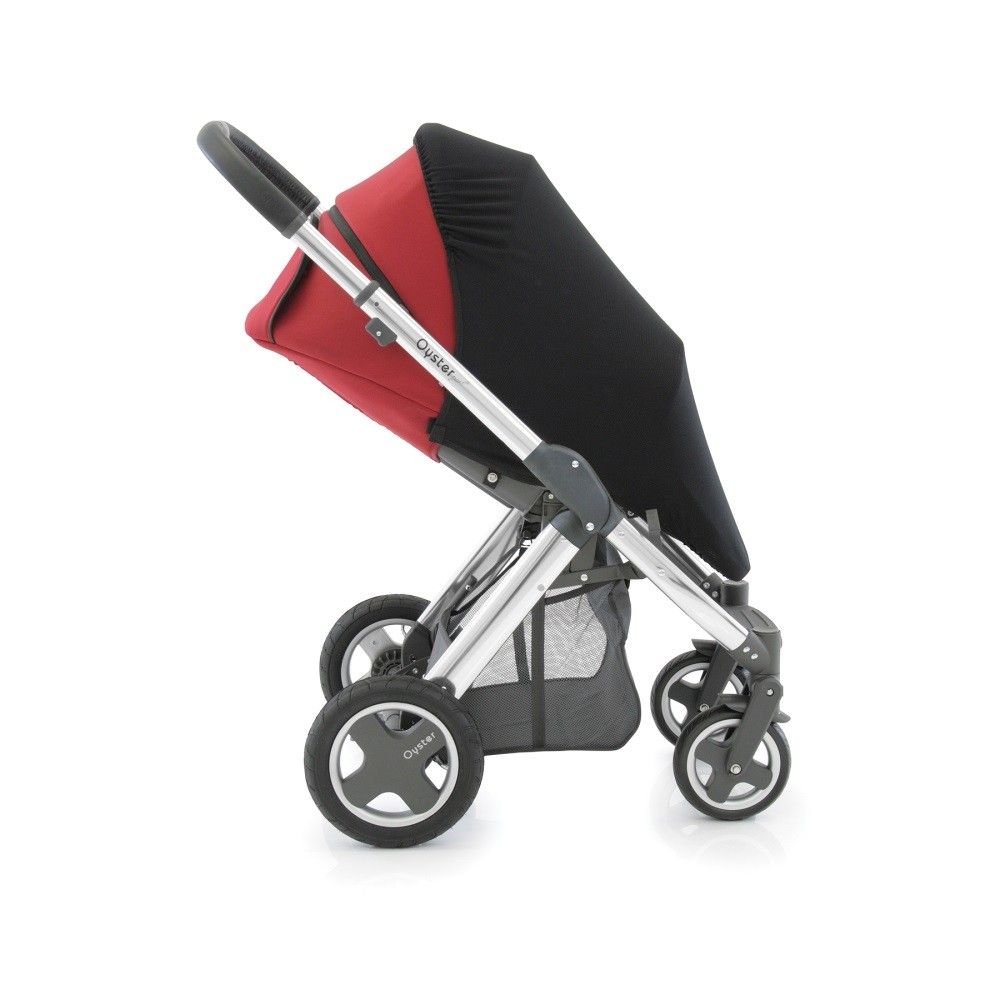Kinderwagen mit rotem und schwarzem Verdeck. Silberfarbenes Gestell, graue Räder und Einkaufskorb. Der Name Oyster ist sichtbar.