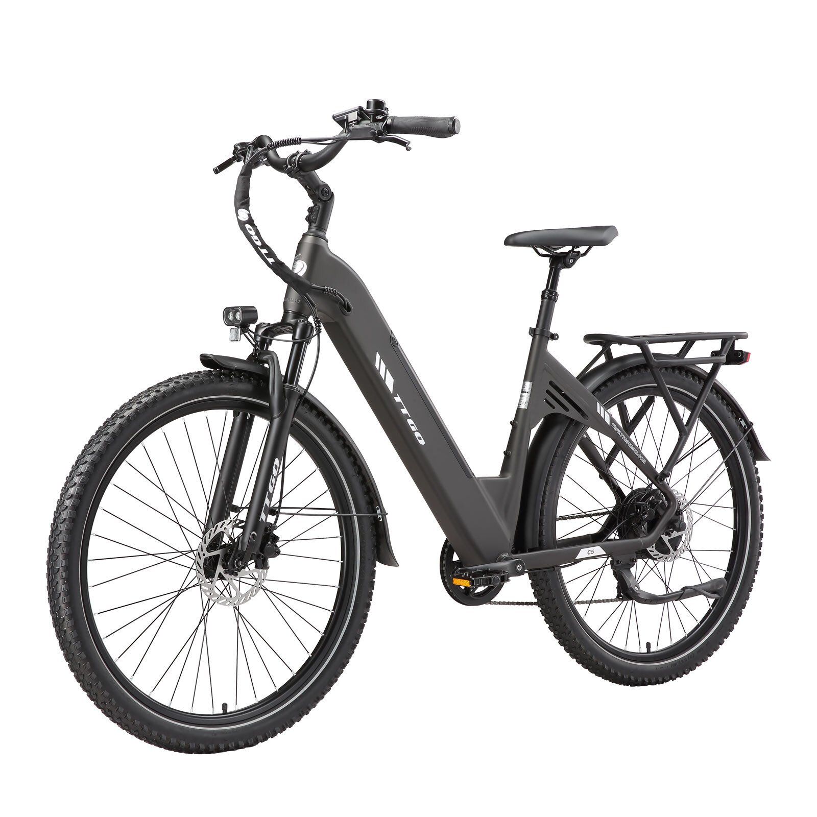 Dunkelgraues E-Bike mit 27,5"-Reifen. Gepäckträger, Schutzbleche, Scheinwerfer und TTGO-Logo.