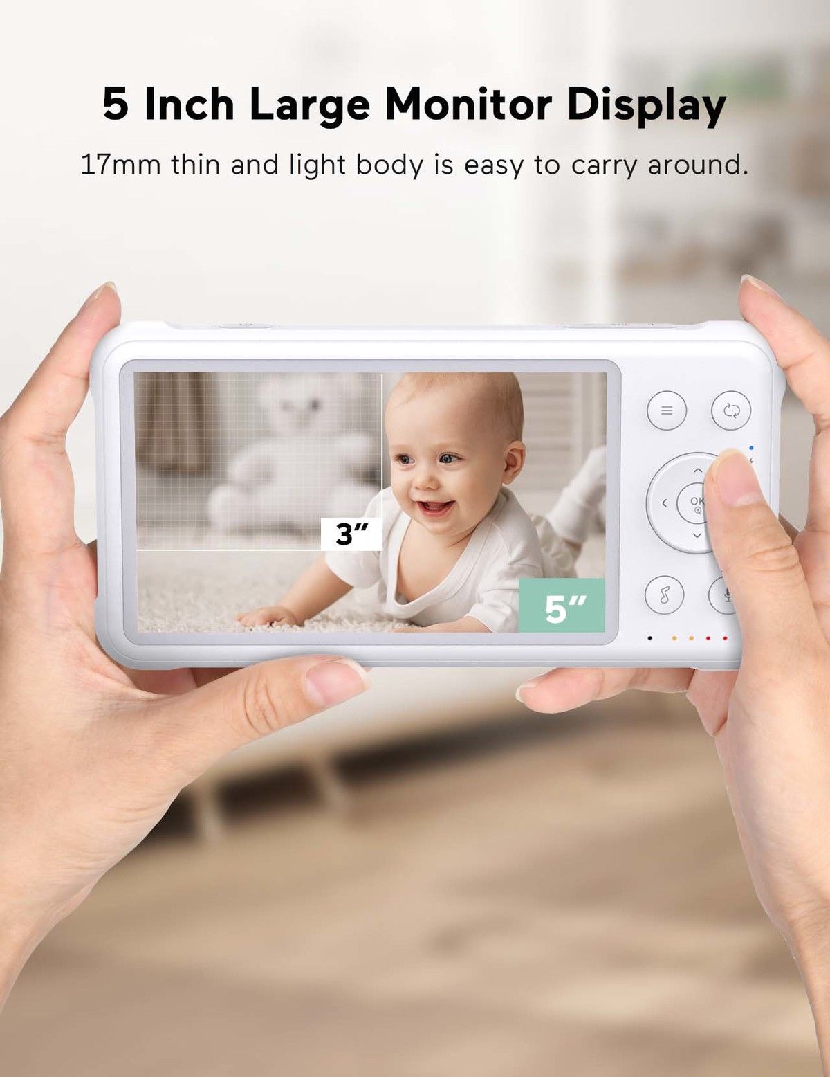 Il baby monitor video Momcozy mostra un bambino sorridente su uno schermo da 5 pollici. Il dispositivo bianco è tenuto in mano. Ha pulsanti e una forma sottile. Il testo indica che è sottile 17 mm e facile da trasportare.