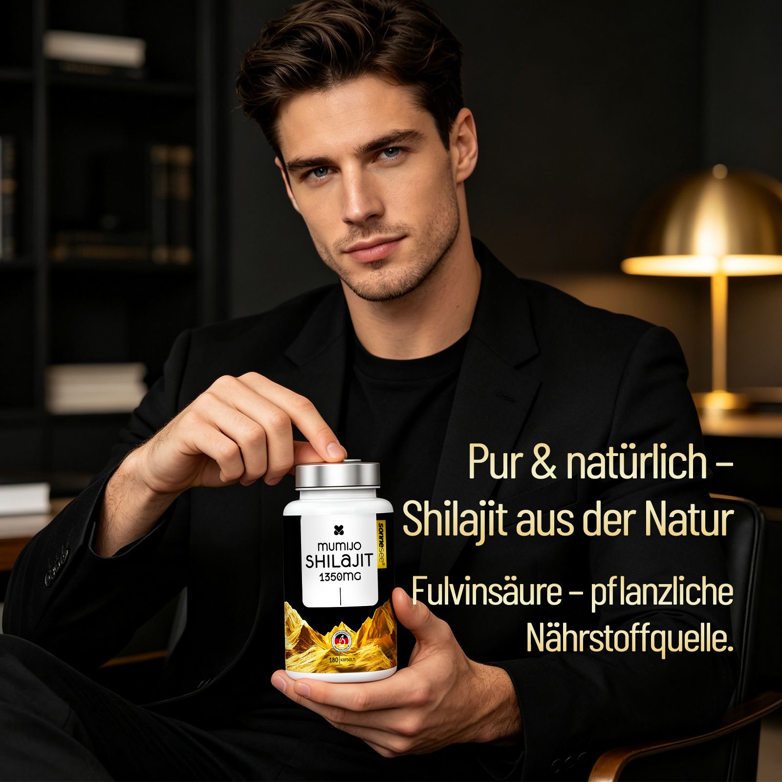 Mann hält eine weiße Flasche Shilajit-Nahrungsergänzungsmittel mit 1350mg pro Portion. Die Flasche zeigt Berge und den Schriftzug 'Mumijo Shilajit'.