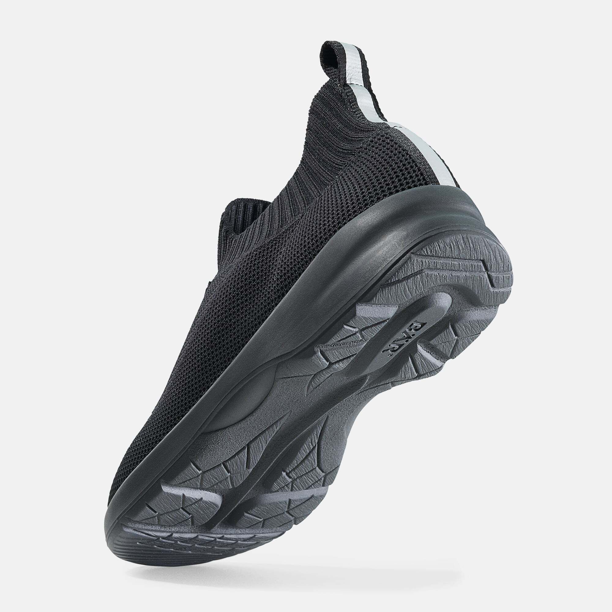 Schwarzer Herren-Schnürschuh. Mesh-Obermaterial, Schnürsenkel, breite Passform. Sohle mit BAR-Logo. Details: Zuglasche mit Streifen.