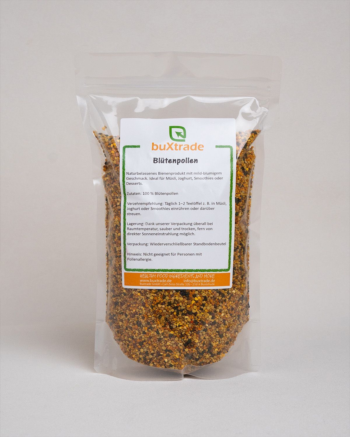 Transparente Verpackung mit Bltenpollen. Etikett mit Produktinformationen und Logo.