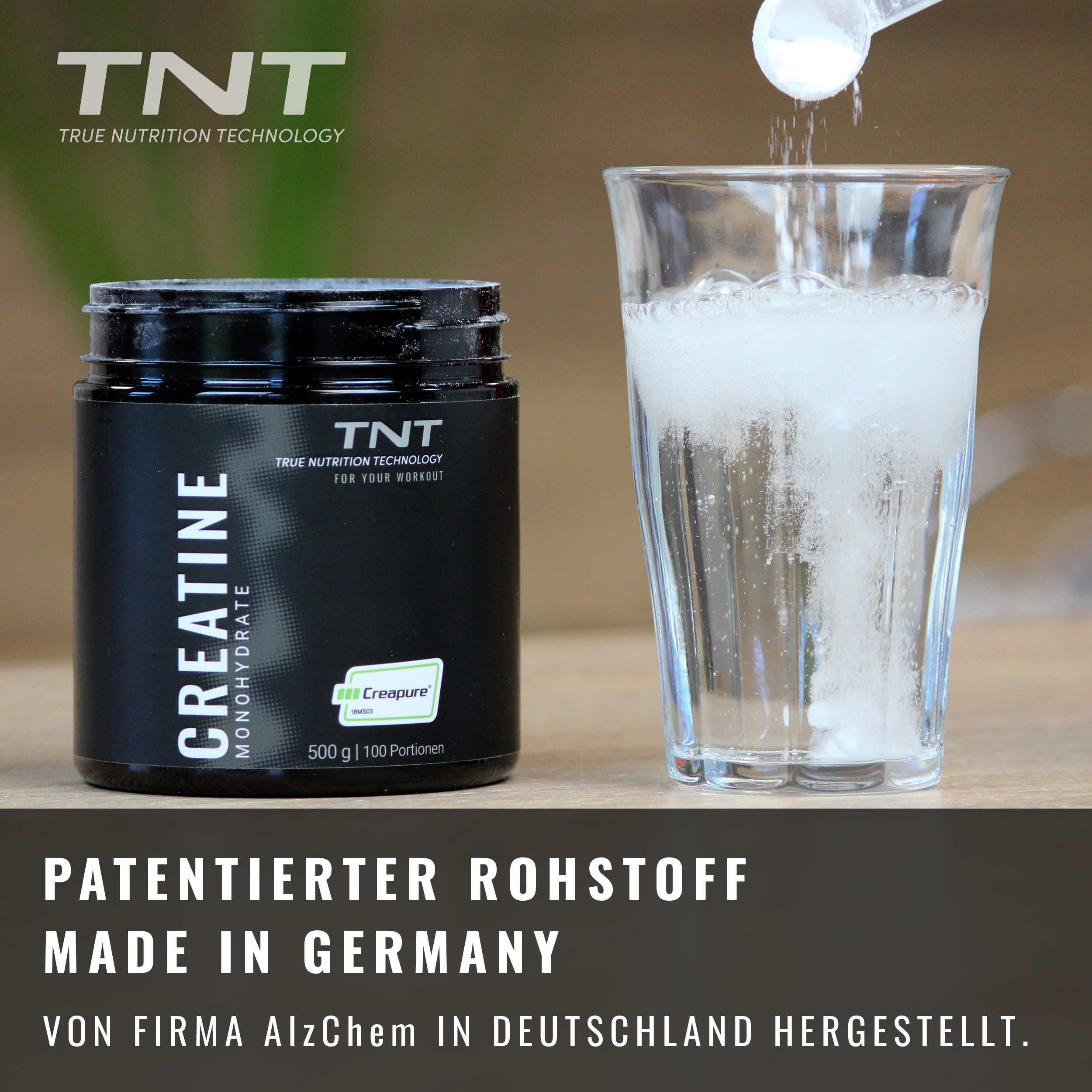 Schwarze Dose TNT Creatine Monohydrate Creapure® neben Glas mit Pulver. Text: Made in Germany, patentierter Rohstoff.
