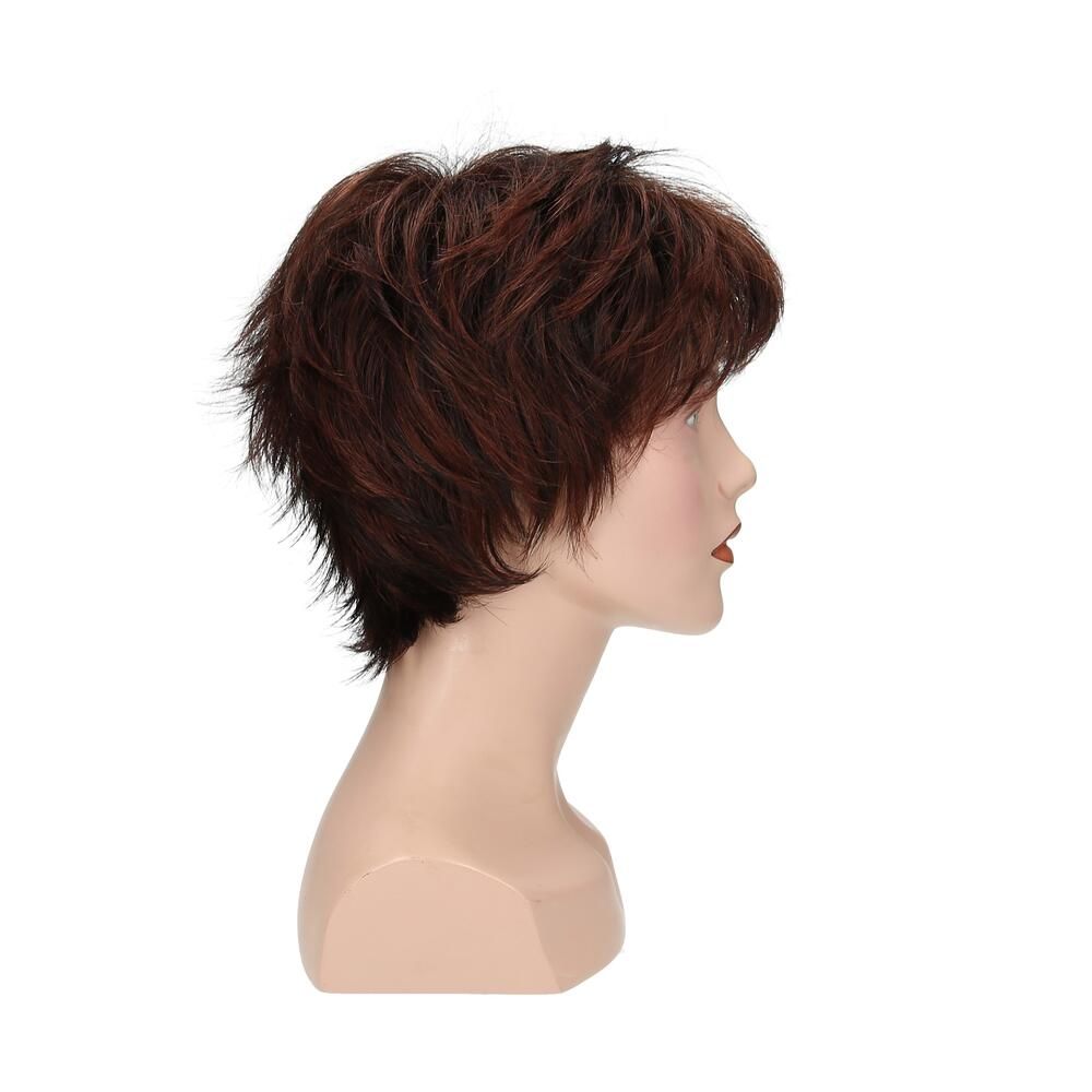 Perücke Mary, braun, mit kurzem, fransigem Schnitt. Seitenansicht auf einer Büste.