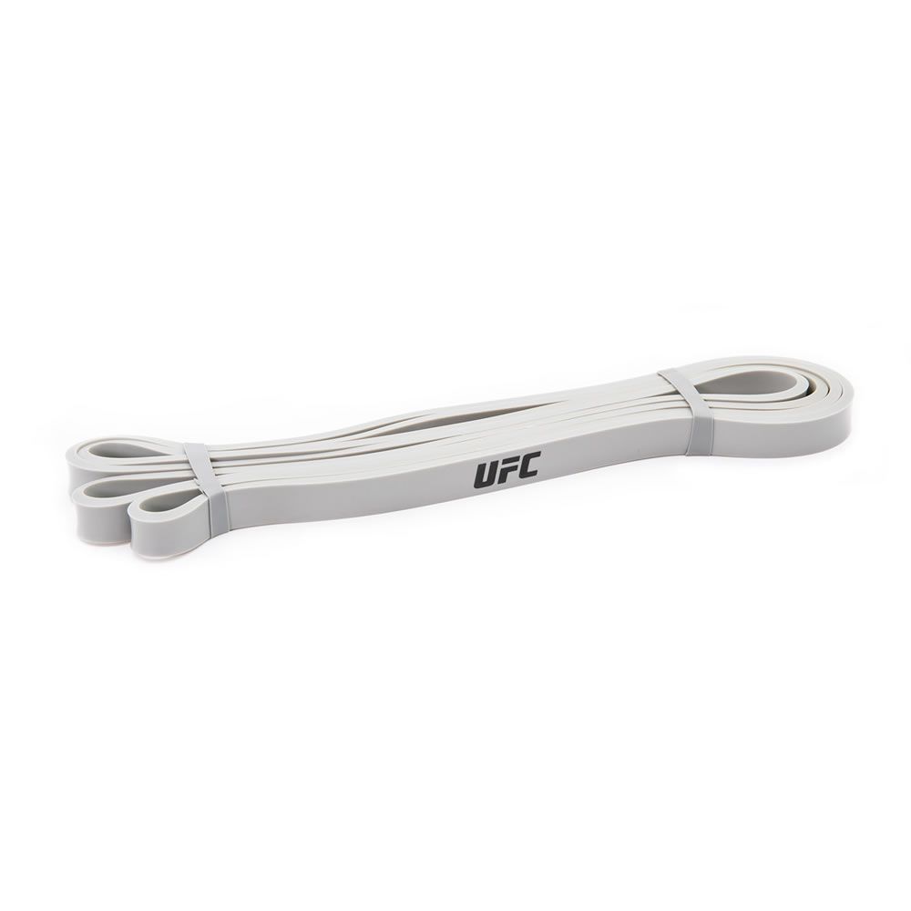Graues UFC Power Band. Schlaufenband aus Gummi mit UFC-Logo. Liegt auf weißem Hintergrund.