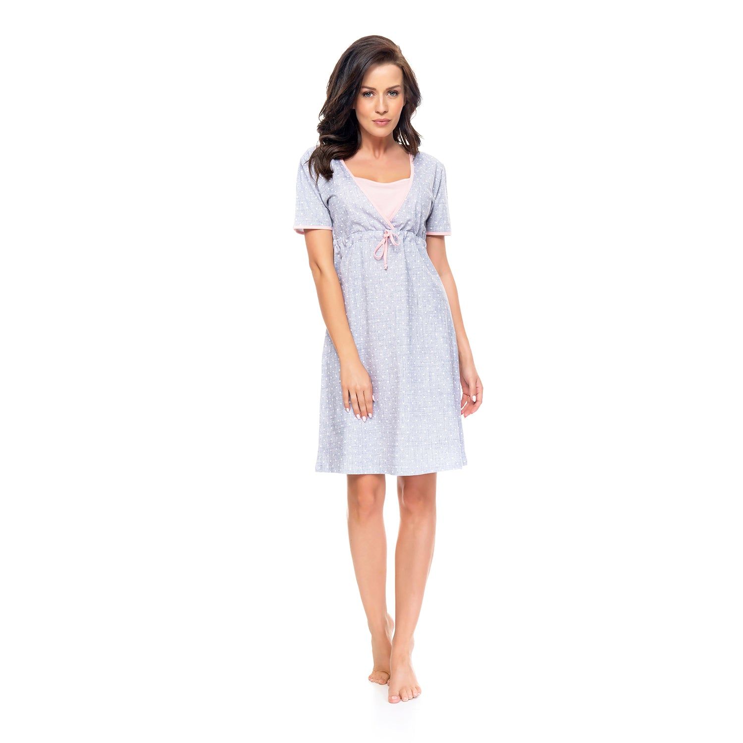 Camicia da notte azzurra a maniche corte con motivo floreale. Fiocco rosa sotto lo scollo. Collo a lupetto.
