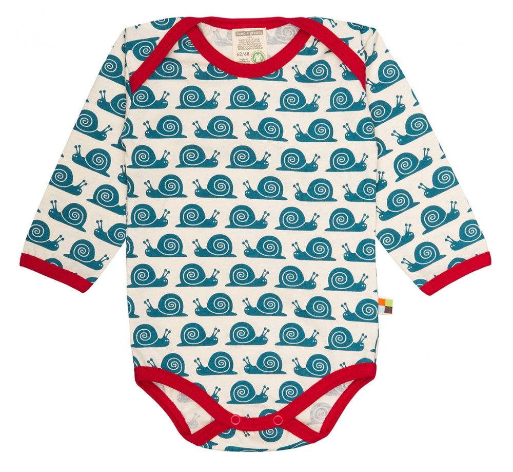 Langärmliger Body mit Schneckenmuster. Weißer Stoff mit blauen Schnecken, roter Kragen und Bündchen. Druckknöpfe im Schritt.