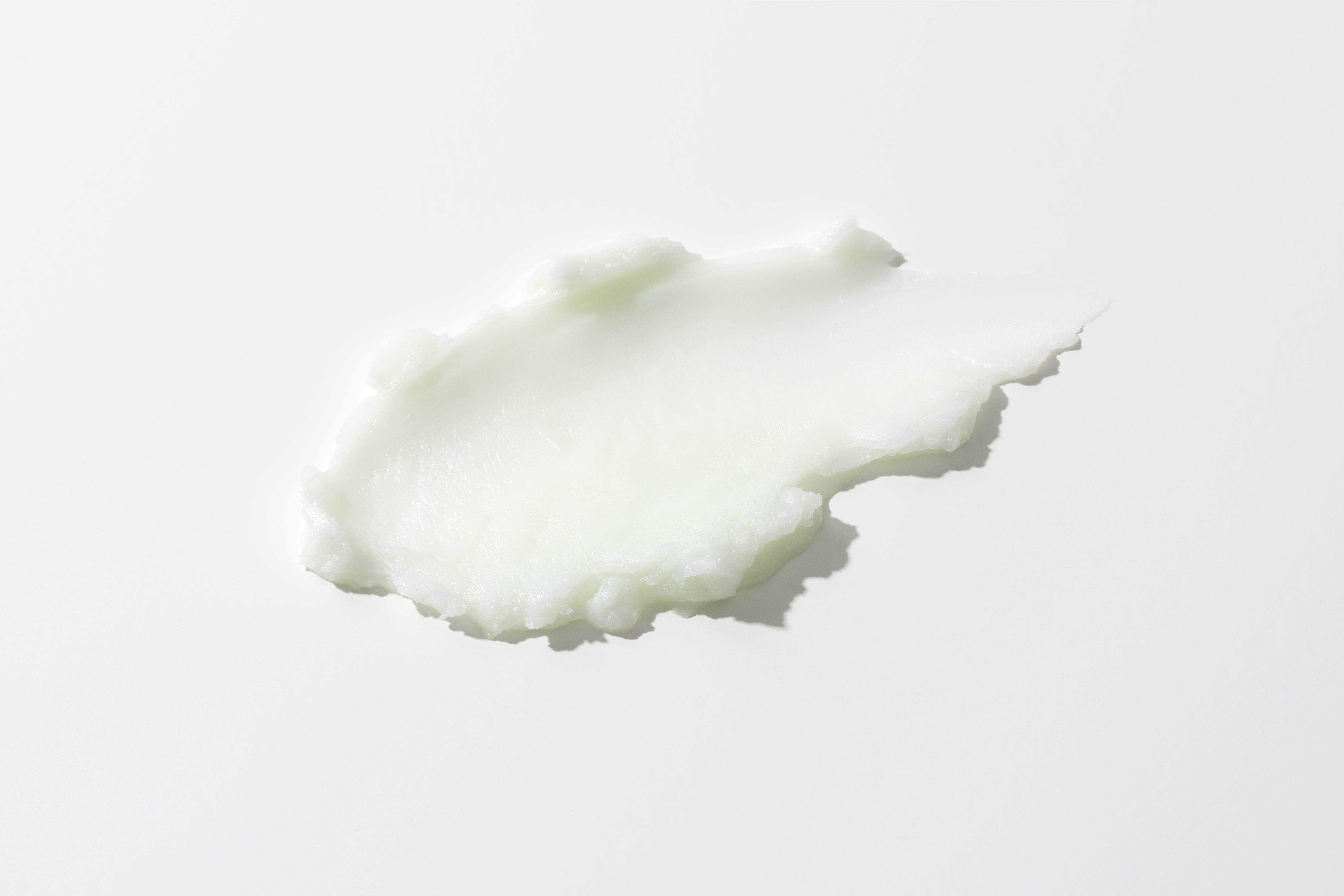 Klecks grüner Balsam auf weißem Hintergrund.