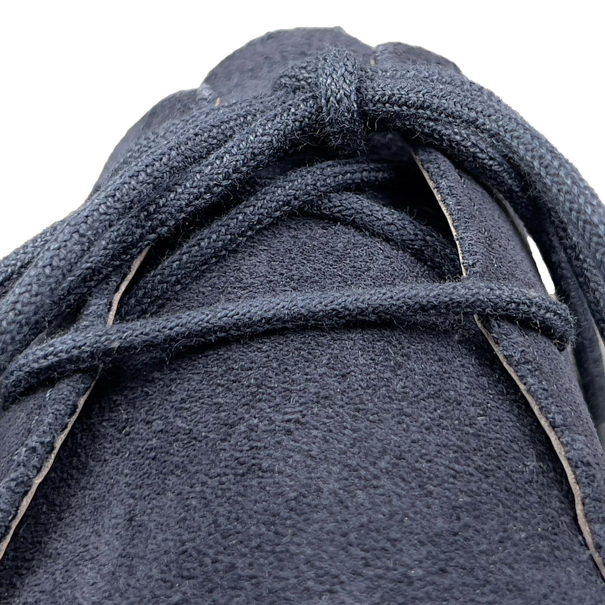 Schwarze Leder-Schnürschuhe, Vorderansicht.