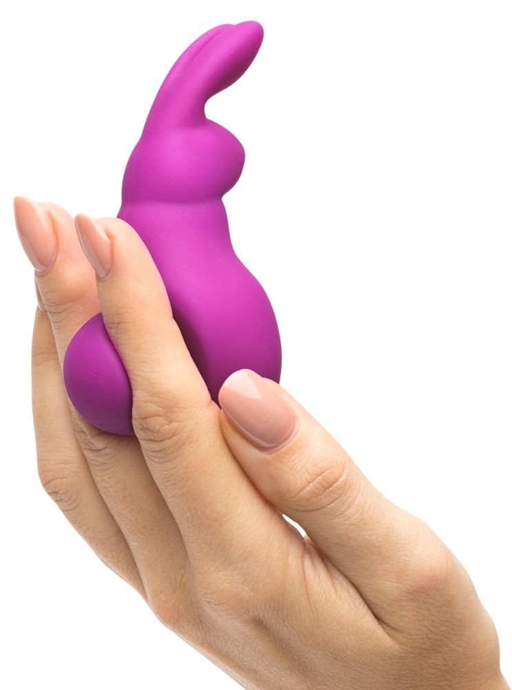 Lila Vibrator in Hasenform, gehalten in einer Hand. Aus Silikon.