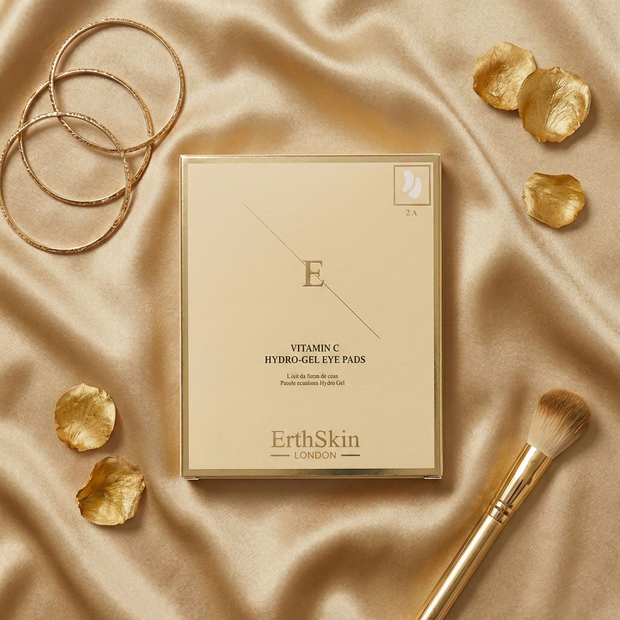 Verpackung der ErthSkin London Vitamin C Hydrogel Augenpads auf seidigem Untergrund.