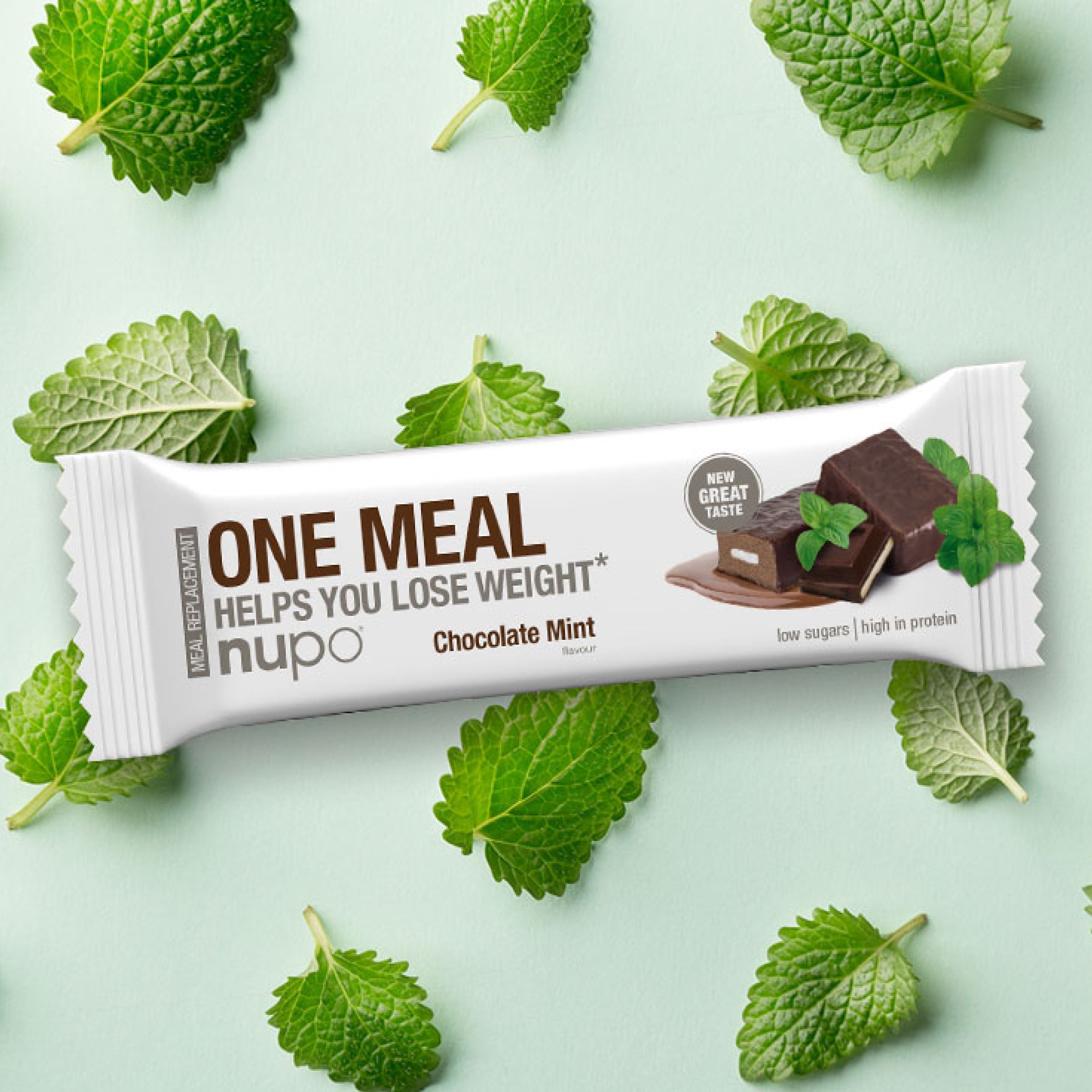 One Meal Riegel, Schoko-Minze, auf grünem Hintergrund mit Minzblättern.  'Helps you lose weight'.