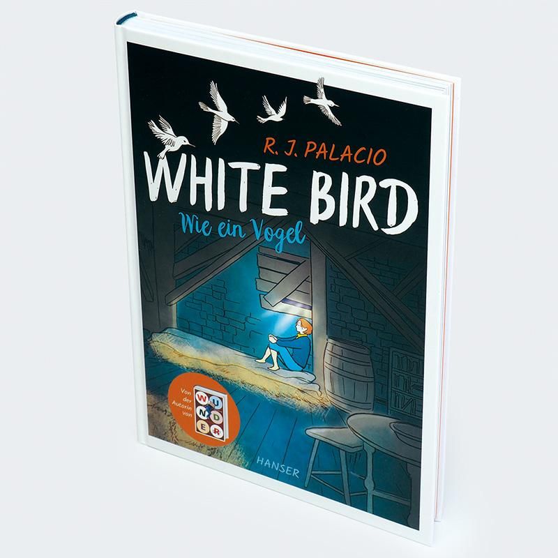 Hardcover-Graphic Novel "White Bird - Wie ein Vogel". Cover mit Illustration: Junge im Dachboden, Vögel, Titel.