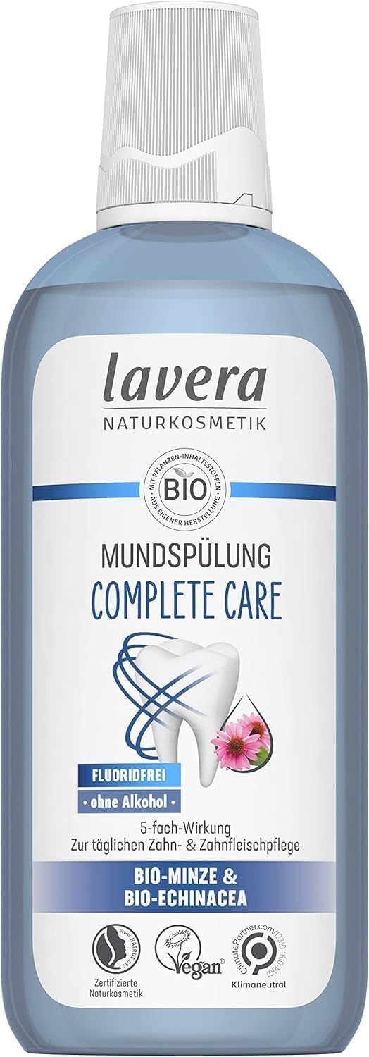 Blaue Flasche Mundspülung lavera. Text: Mundspülung Complete Care, fluoridfrei, 5-fach Wirkung. Vegan-Siegel.