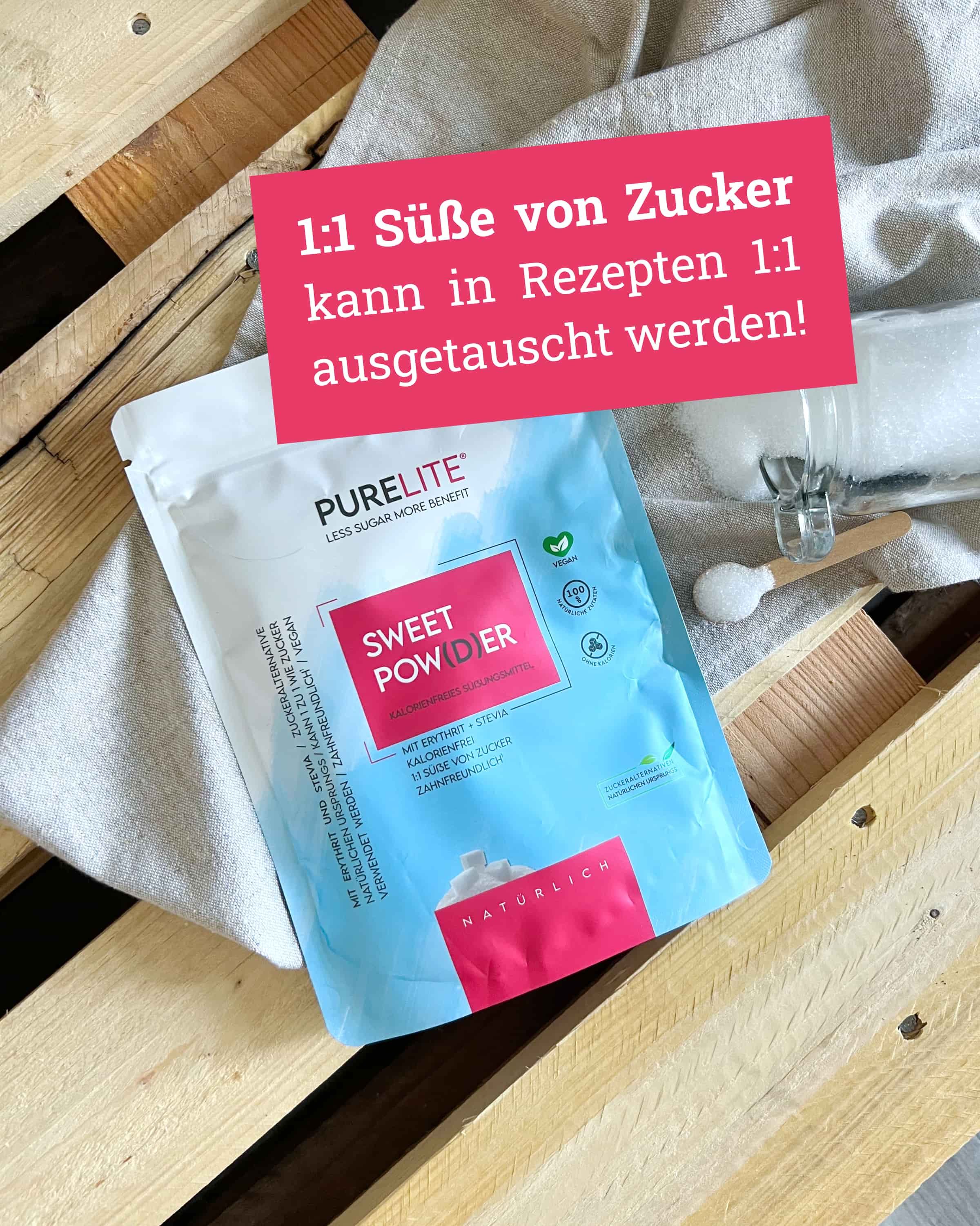 PURELITE SWEET POW(D)ER Beutel auf Holzuntergrund. Text: 1:1 Süße von Zucker kann 1:1 ausgetauscht werden.