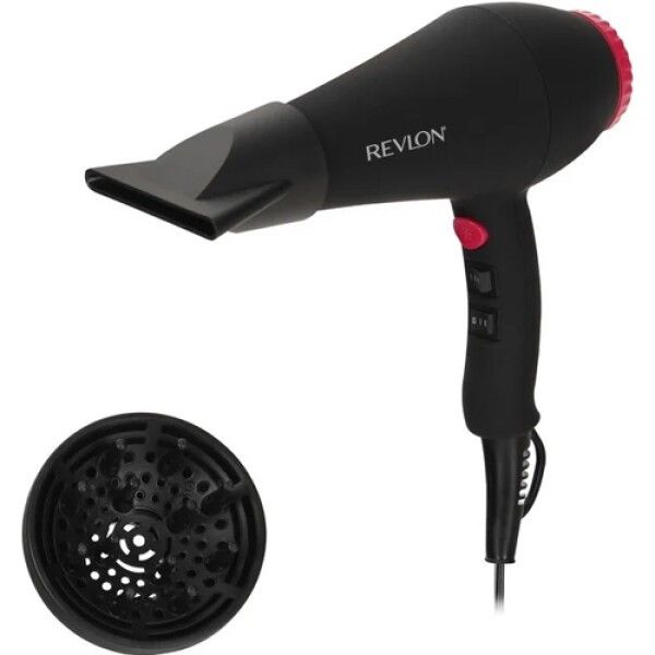 Schwarzer Haartrockner mit Aufsätzen. Marke Revlon. Diffusor und Düse liegen daneben. Roter Knopf und Akzente.