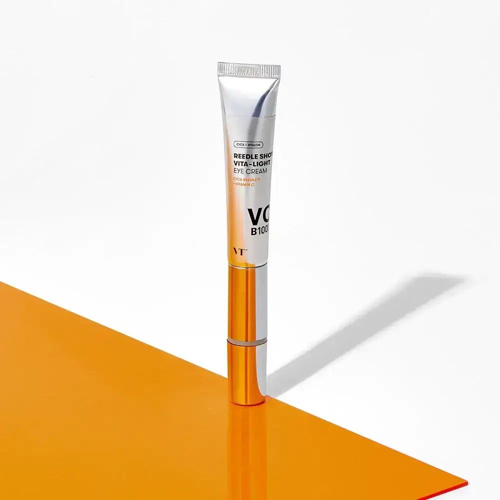Silberne Tube mit goldfarbenem Applikator. Aufschrift: Reedle Shot Vita-Light Eye Cream. VT Cosmetics Logo.