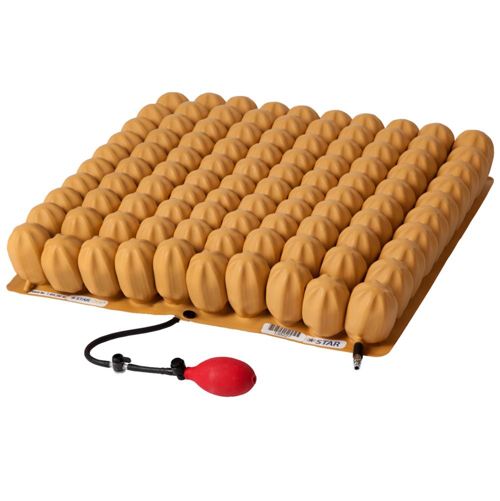 Beige Luftkissenmatratze mit vielen kleinen Kammern und roter Handpumpe.