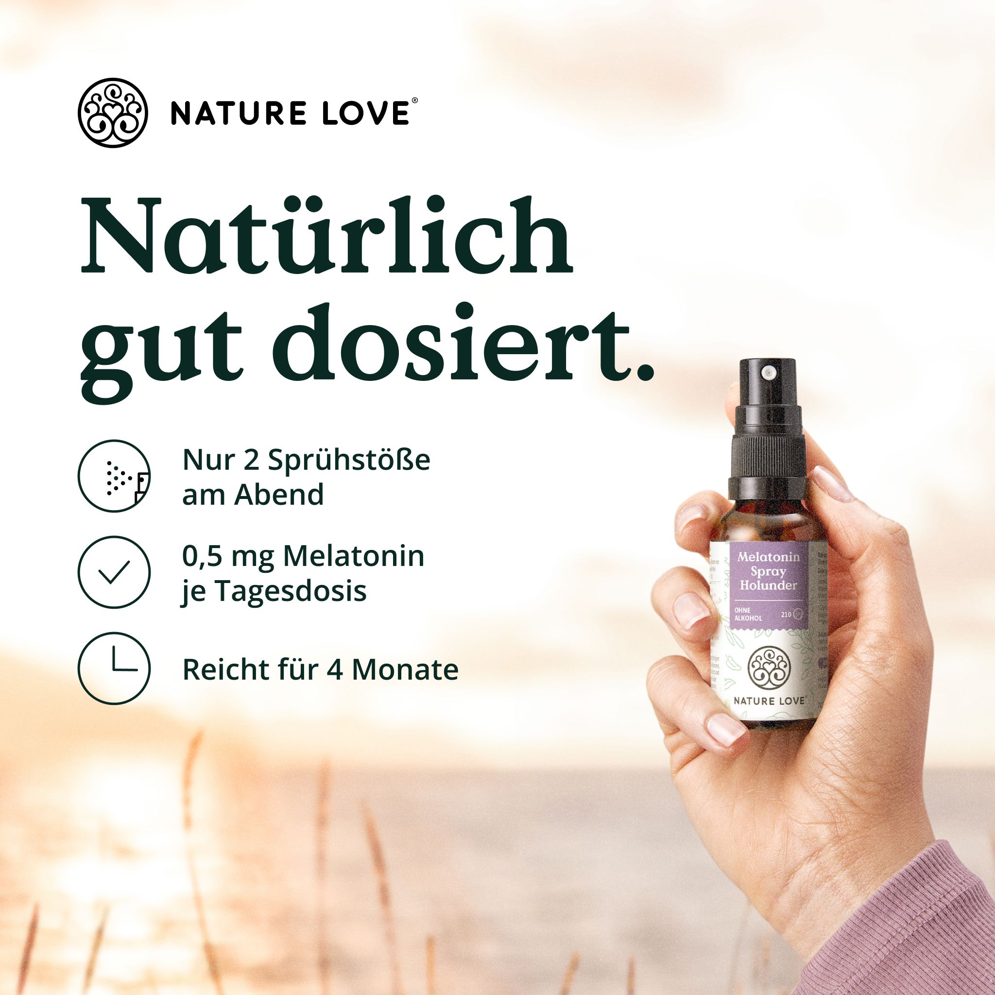 Hand hält Sprühflasche. Text: Natürlich gut dosiert. Symbole: 2 Sprühstöße, 0,5 mg Melatonin, reicht für 4 Monate. Marke: NATURE LOVE®.