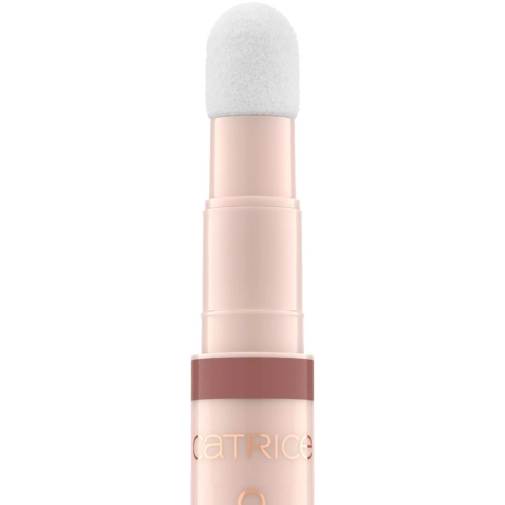 Lippenöl mit Applikator. Farbton und Produktname sind sichtbar. Der Applikator hat eine runde, weiße Spitze.