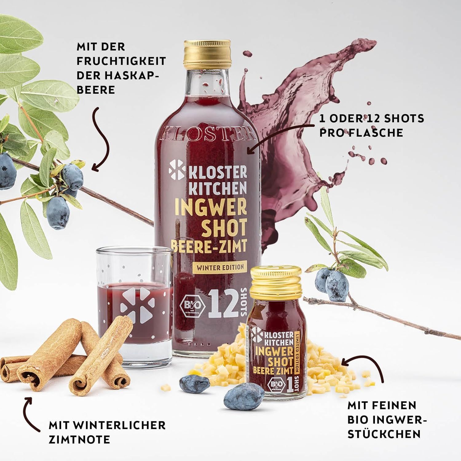 Glasflasche und kleine Flasche Kloster Kitchen Ingwer Shot Beere-Zimt, Winter Edition, 12 Shots. Zimtstangen, Beeren und ein Glas mit Getränk.