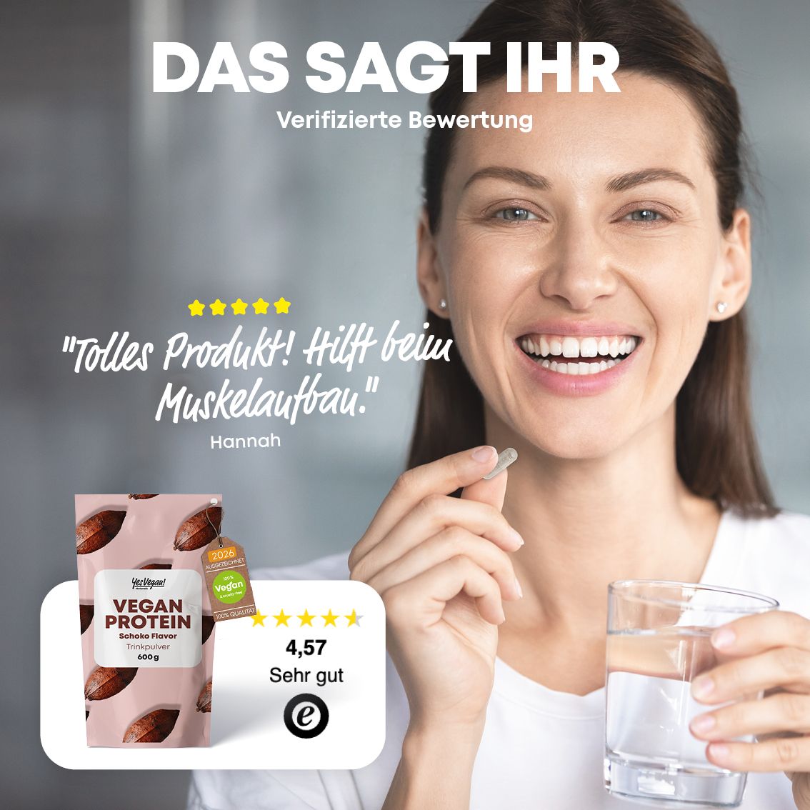 Frau lächelt, hält Glas Wasser und Kapsel. Produktbewertung für veganes Proteinpulver Schokolade.