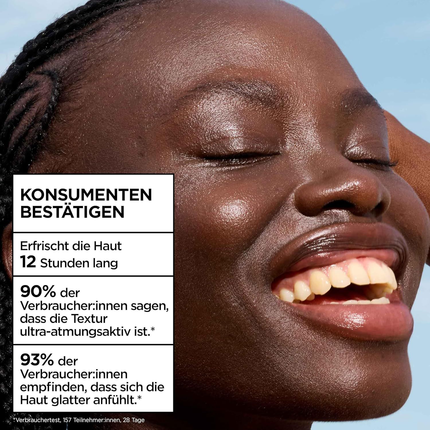 Frau lächelt. Text: Konsumenten bestätigen: Erfrischt die Haut 12 Stunden lang. 90% sagen, die Textur ist ultra-atmungsaktiv.