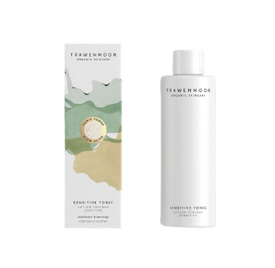 Weißes Fläschchen und Verpackung mit Aufschrift Trawenmoor Organic Skincare. Text: Sensitive Tonic. Mit Zertifizierung.