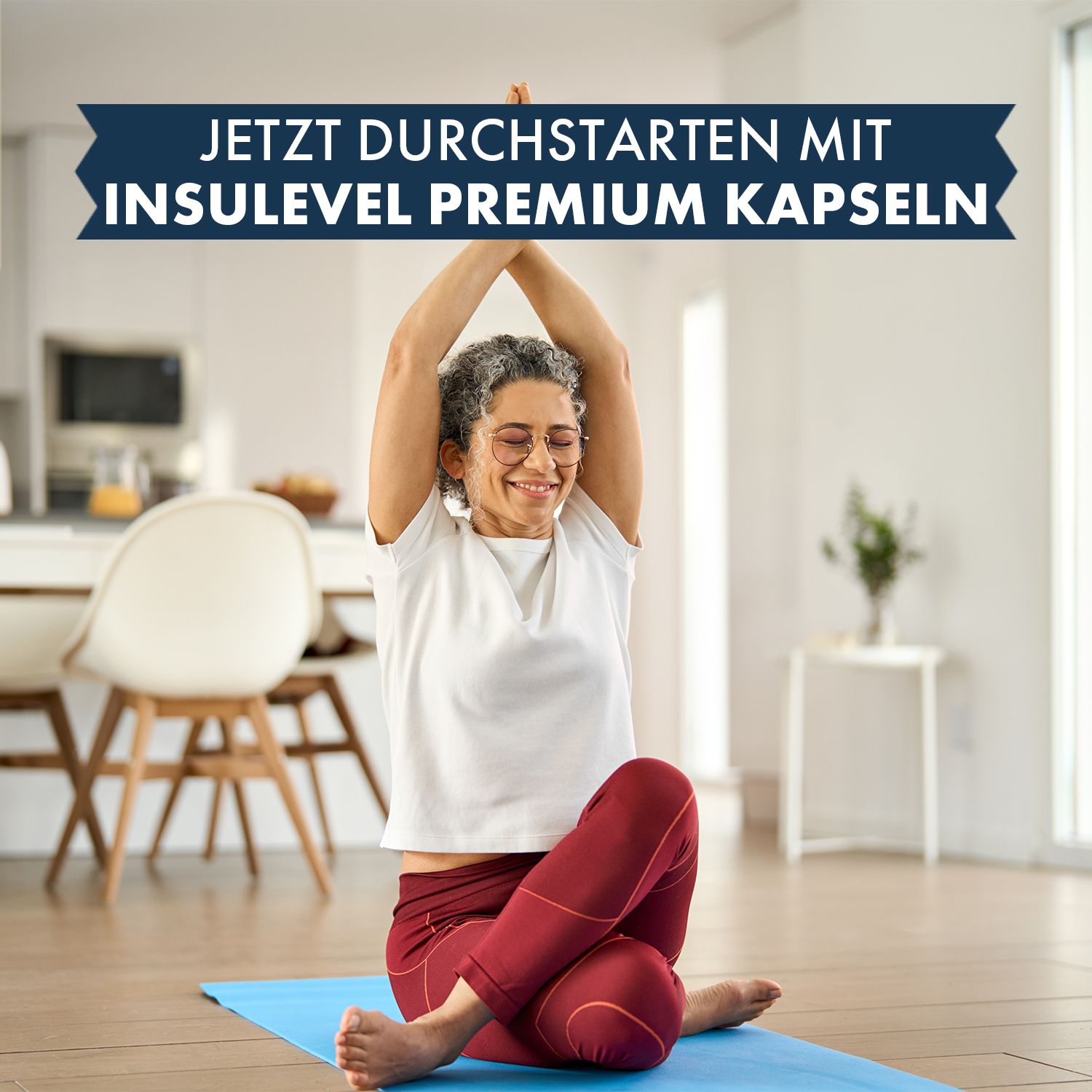 Frau sitzt auf Yogamatte, Arme über dem Kopf. Text: Jetzt durchstarten mit Insulevel Premium Kapseln.