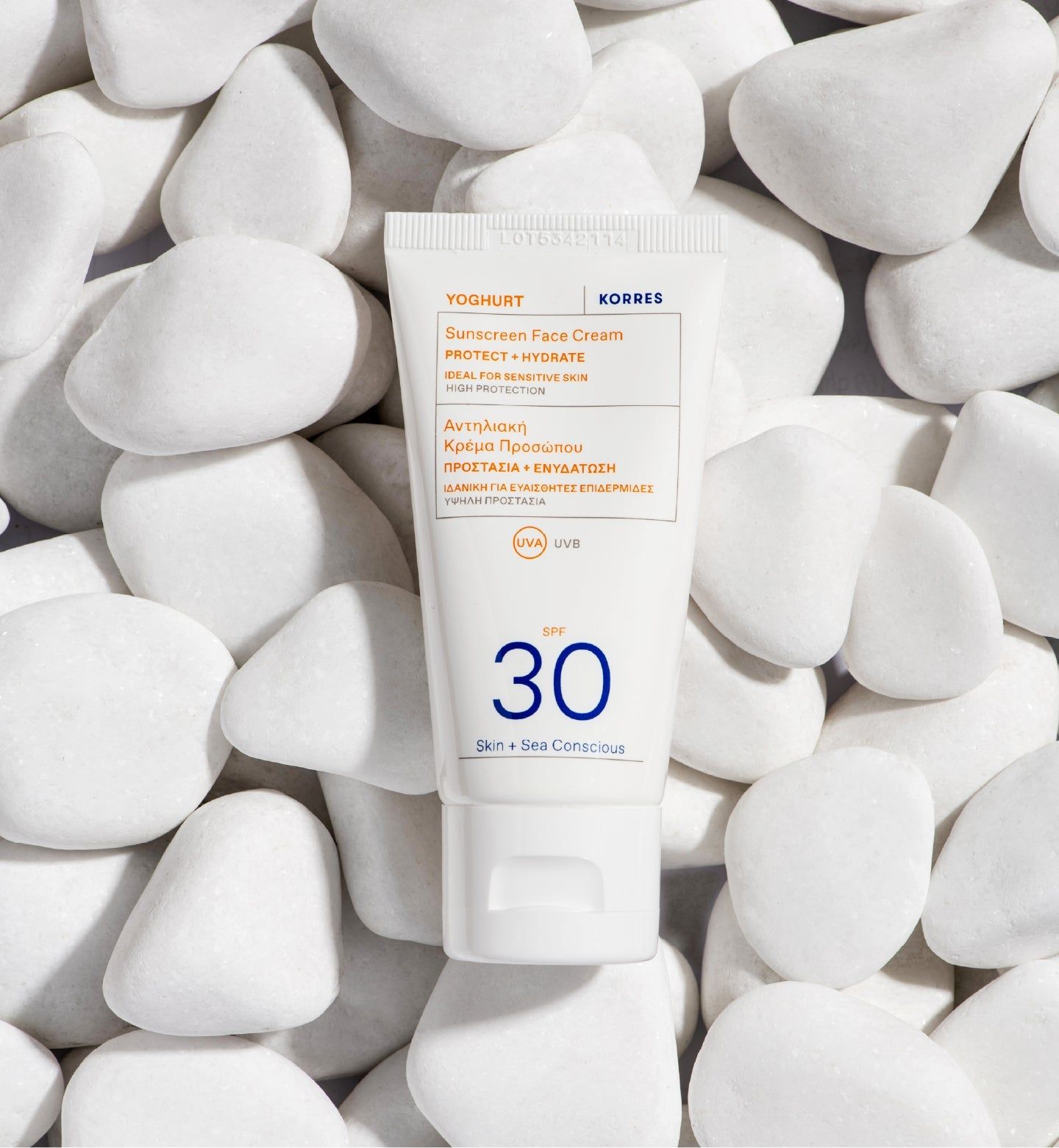 KORRES Yoghurt Sonnencreme für das Gesicht SPF 30. Tube auf weißen Steinen. Produktinformationen und SPF 30 sichtbar.