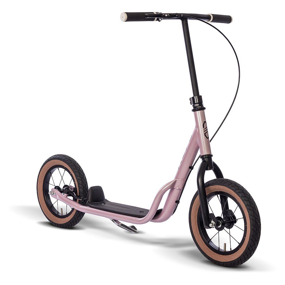 Rosa Kinderroller mit breiter Trittfläche und großen Rädern. Schwarzer Lenker mit Griffen.