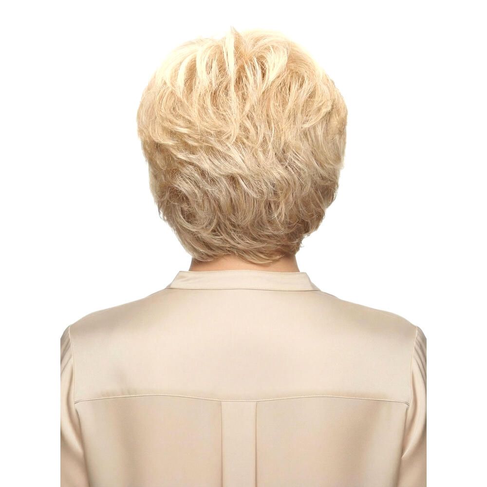 Rückansicht einer blonden Kurzhaarperücke auf einer Frau. Die Frau trägt ein helles Oberteil.