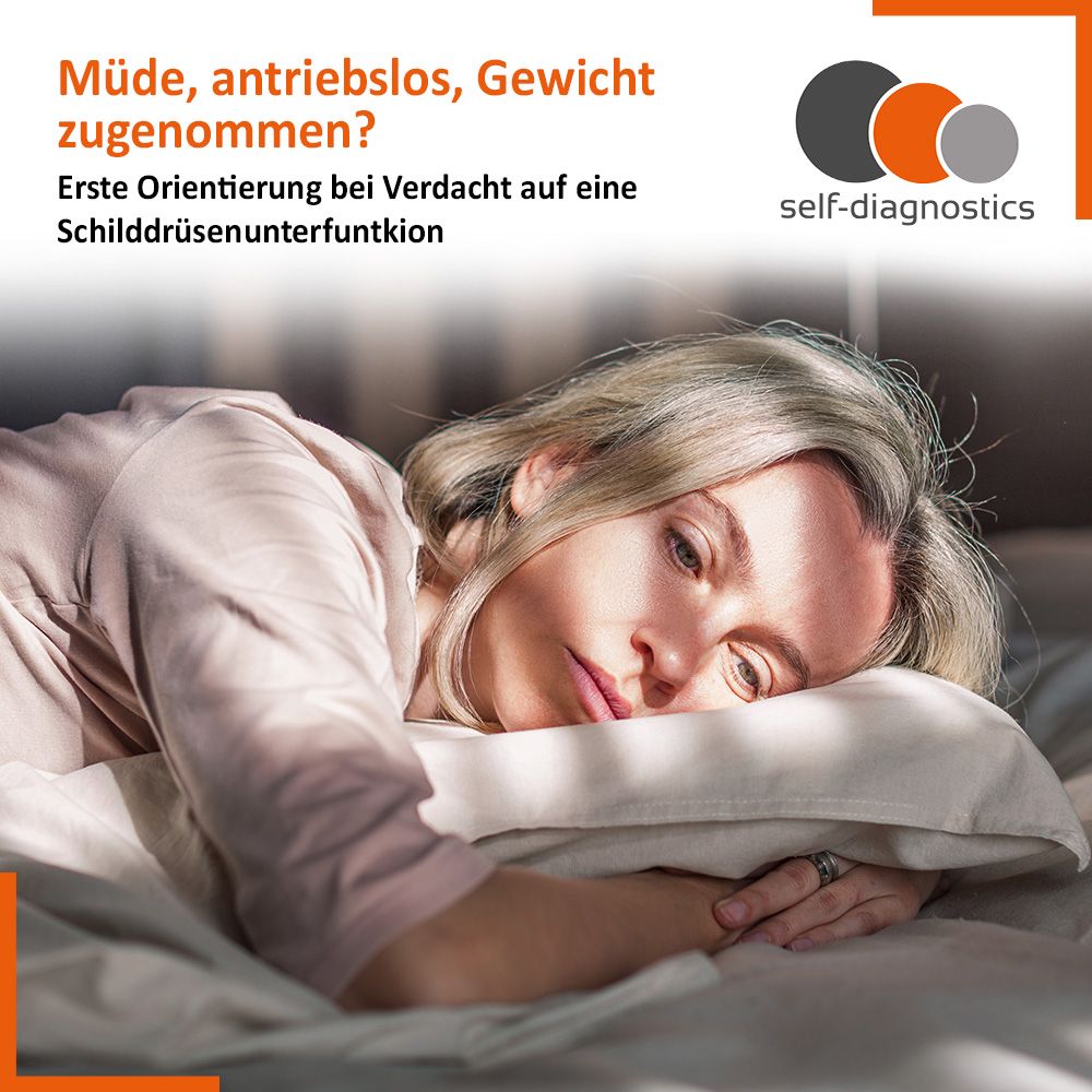 Frau liegt auf dem Bett, Kopf auf Kissen. Text: Müde, antriebslos, Gewicht zugenommen? Erste Orientierung.