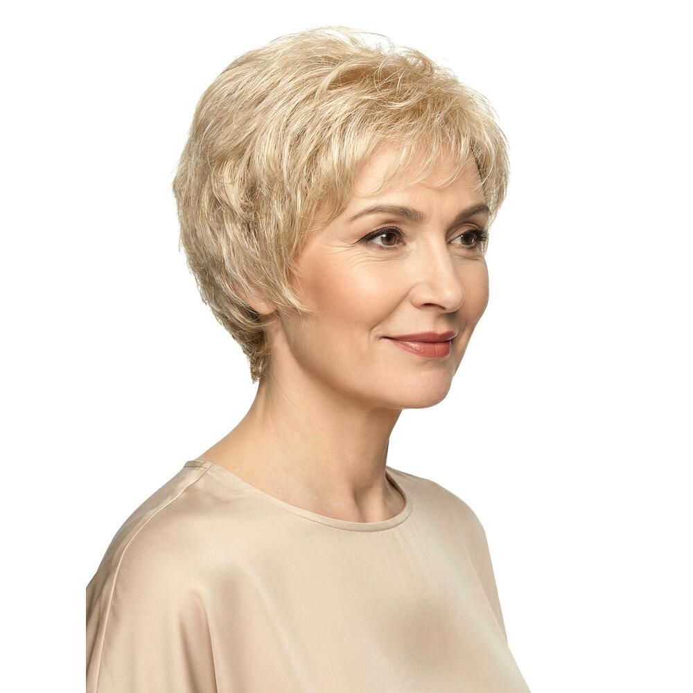 Blonde Kurzhaarperücke. Frau mit beigem Oberteil, Blick zur Seite.