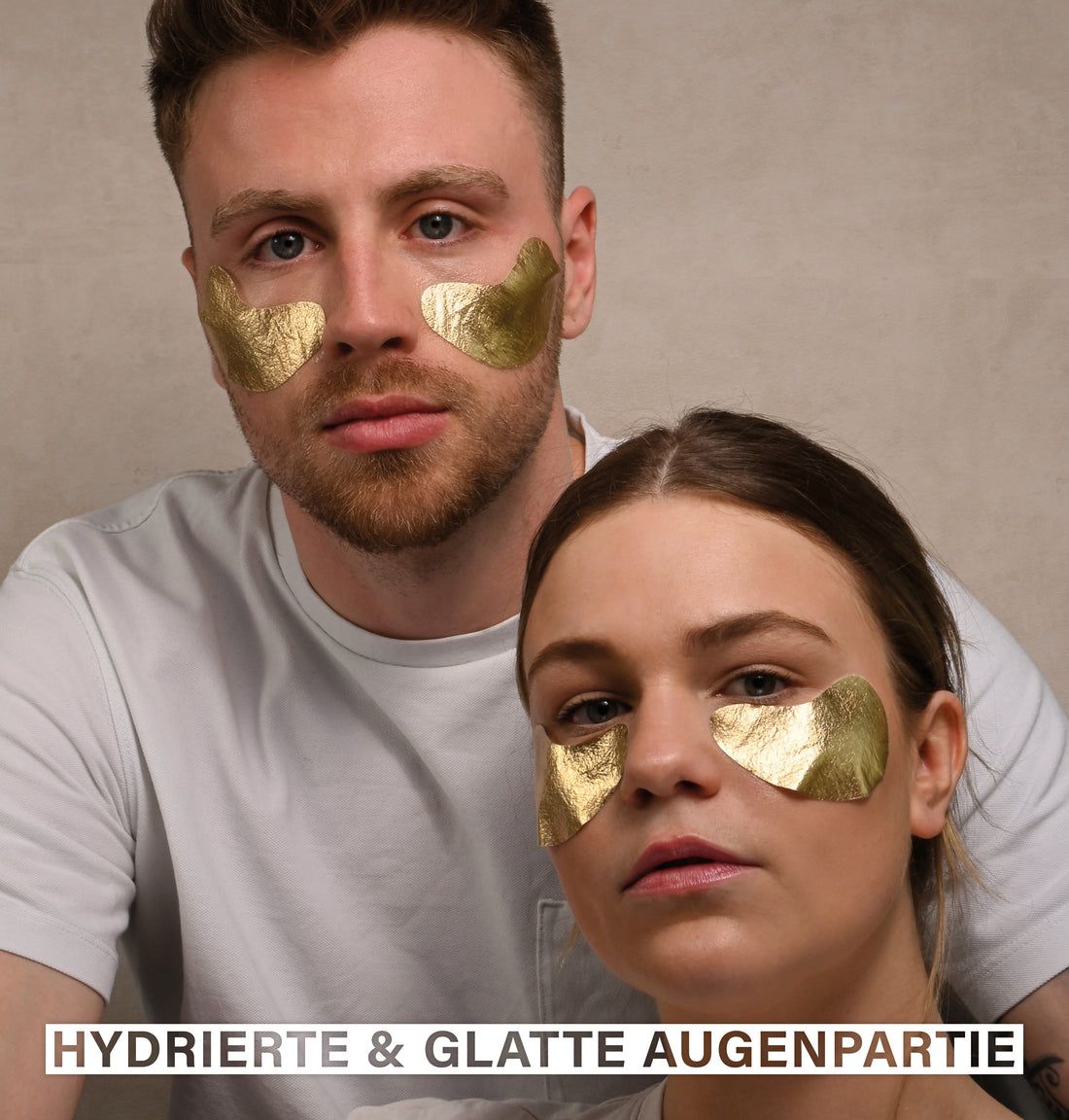 Zwei Personen mit goldenen Augenpflastern. Text: HYDRIERT & GLATTE AUGENPARTIE.