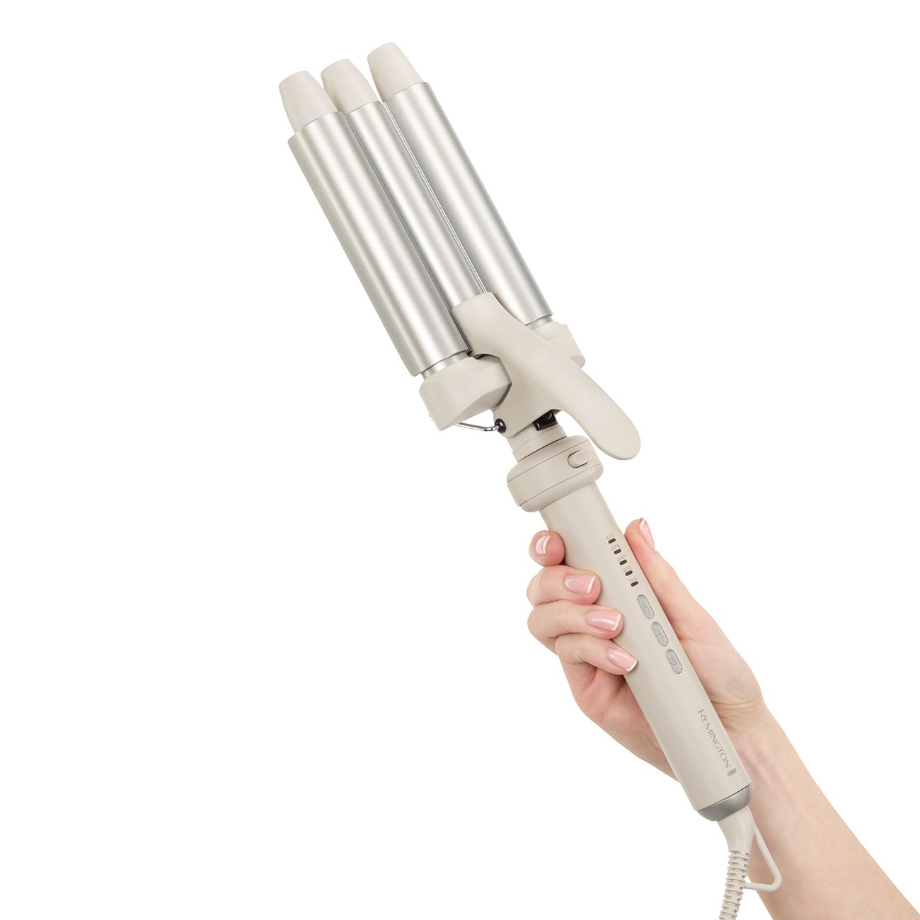 Hand hält REMINGTON Lockenstab CI41MS5E51 mit Bedienelementen. Weißer Hintergrund.