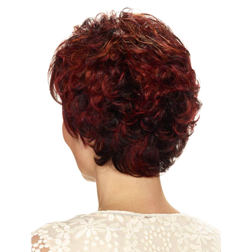 Rückansicht einer rotbraunen, gewellten Kurzhaarperücke. Frau mit weißem Oberteil.