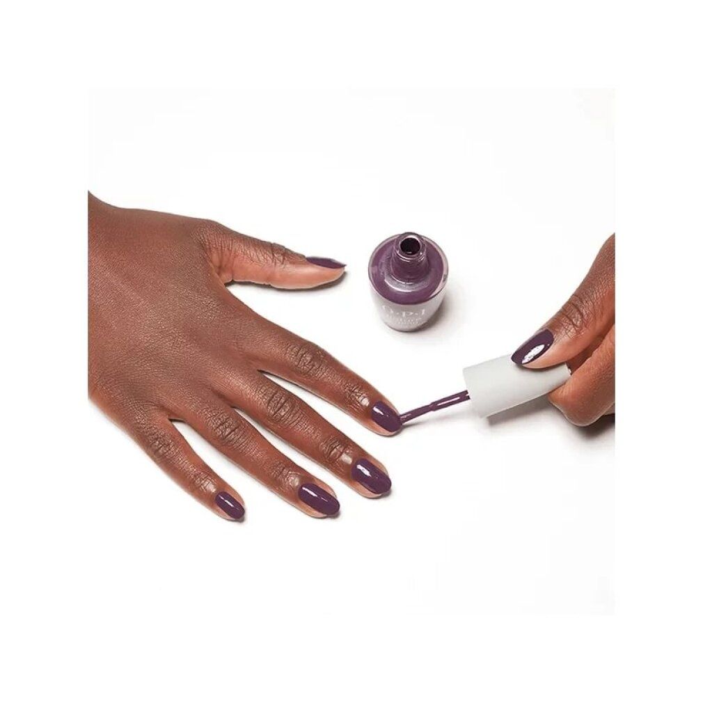 Person lackiert Fingernägel mit OPI Nature Strong Nagellack. Flasche und Pinsel sichtbar.