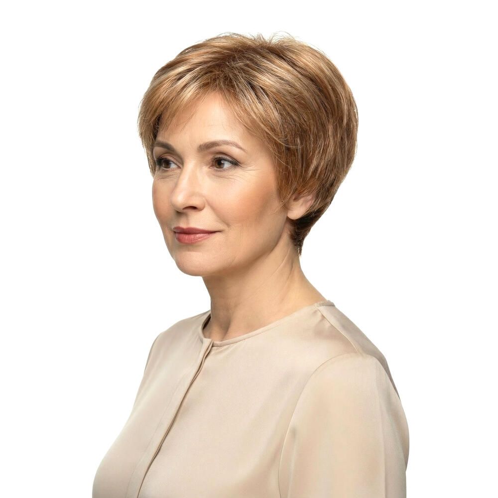 Kurzhaarperücke mit blonden Strähnen. Seitenansicht einer Frau mit hellbrauner Bluse. Natürlicher Look.