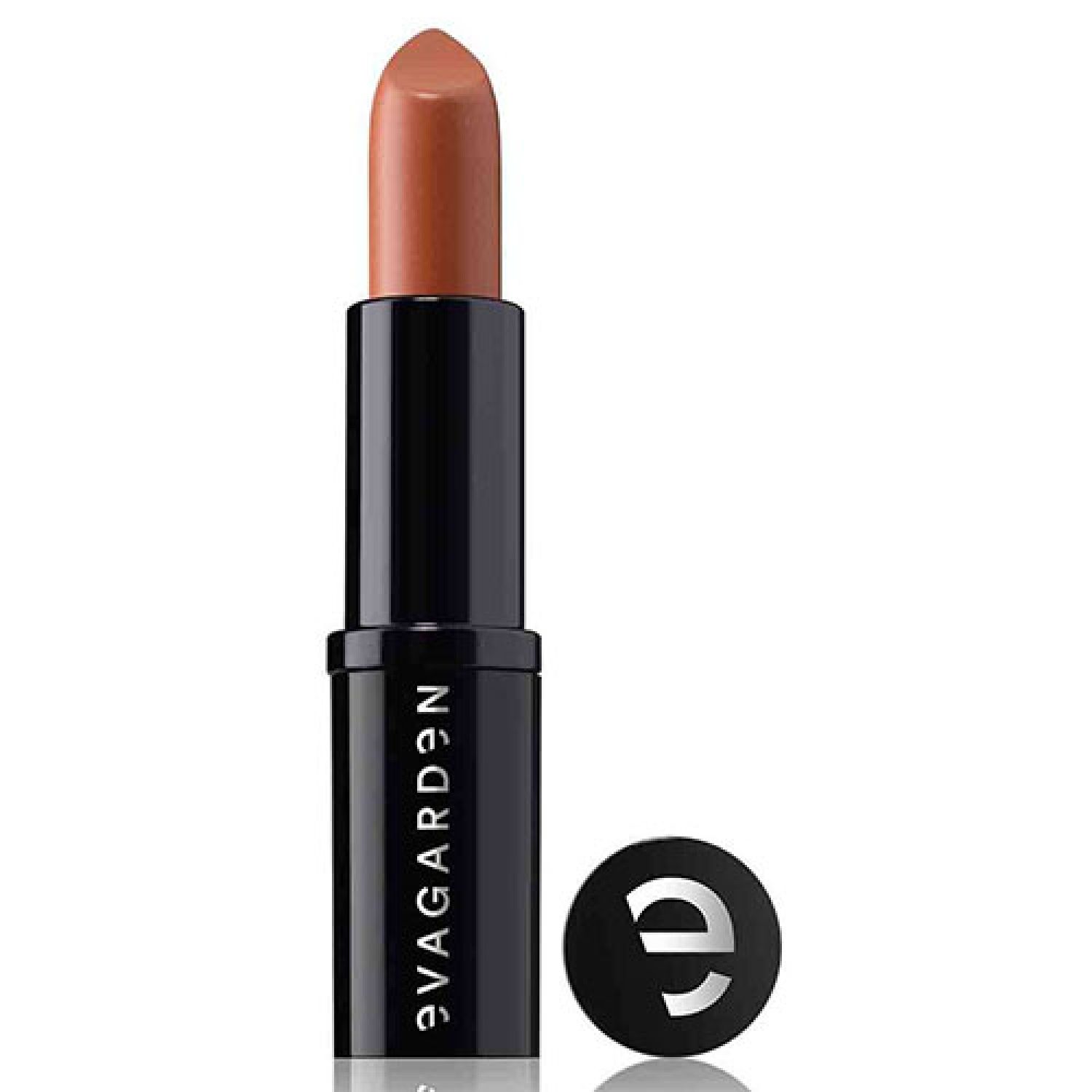 Lippenstift in Pfirsich-Rosé. Schwarze Hülse mit weißem Schriftzug. Deckel mit Logo.