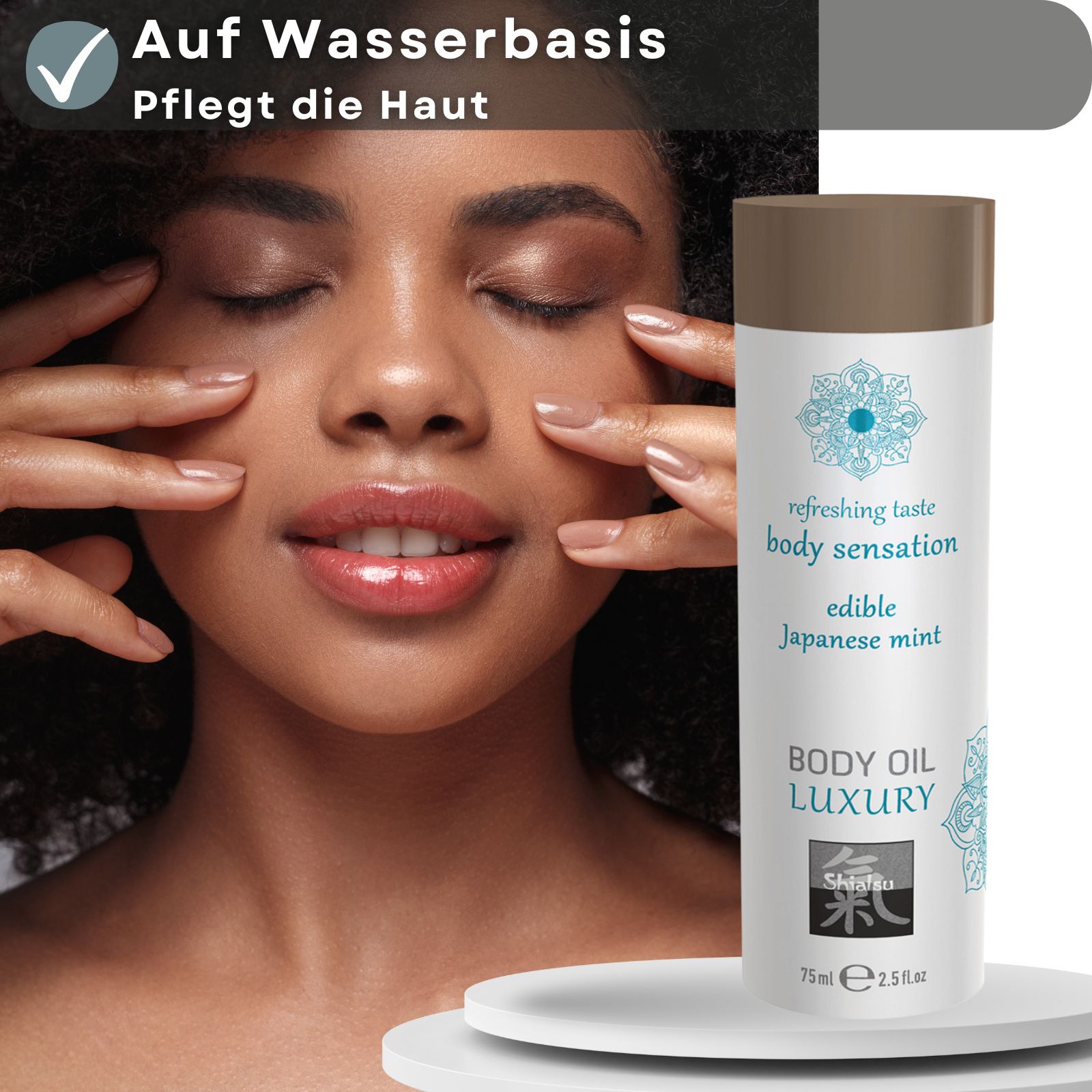 Produktabbildung neben Frau, die sich im Gesicht berührt. Flasche mit Aufschrift: Japanese Mint, Body Oil Luxury, 75ml. Textfeld: Auf Wasserbasis, pflegt die Haut.
