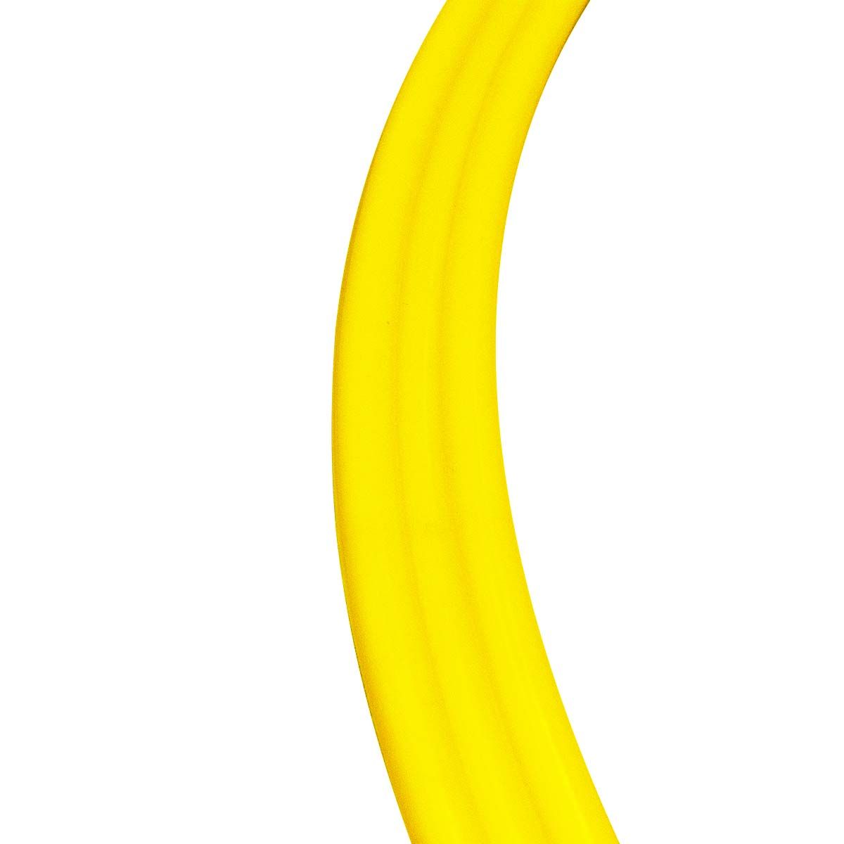 Ausschnitt eines gelben Agility-Reifens aus PVC. Drei parallele Linien.